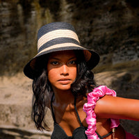 Chapeau bob en paille rayé NONA, en noir et naturel