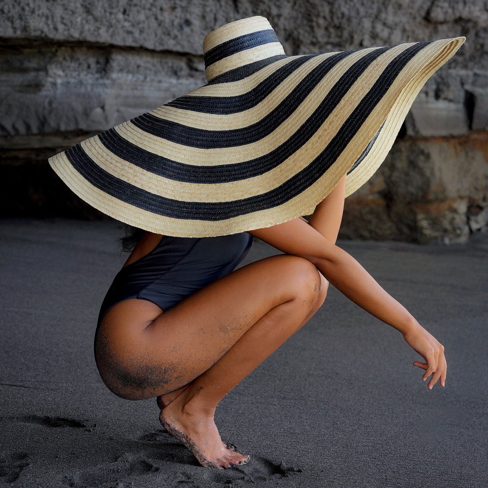 The Solana Oversized Striped Straw Hat in Black & Natural – BrunnaCo