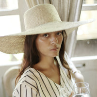 Chapeau rond large en paille de palmier Swasti, en beige nu